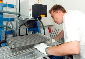 Mitarbeiter der DOT GmbH beim Laserbeschriften von Traumanägeln